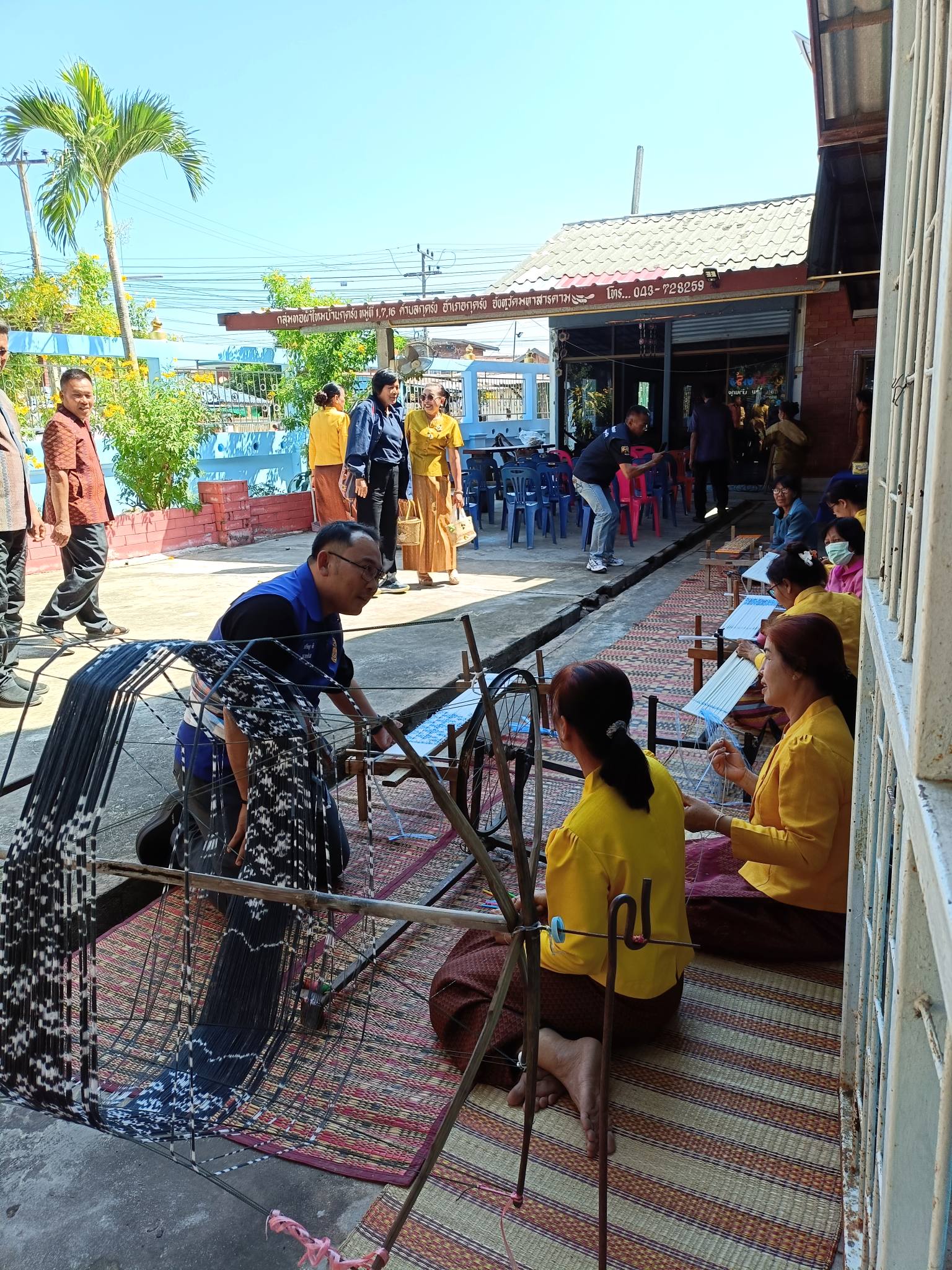 “กุดรัง” ถิ่นกำเนิดลายผ้าจังหวัด! นายอำเภอลงพื้นที่ปลุกพลัง OTOP นวัตวิถี ชู “ผ้าไหมลายสร้อยดอกหมาก” ซอฟต์พาวเวอร์สารคาม
