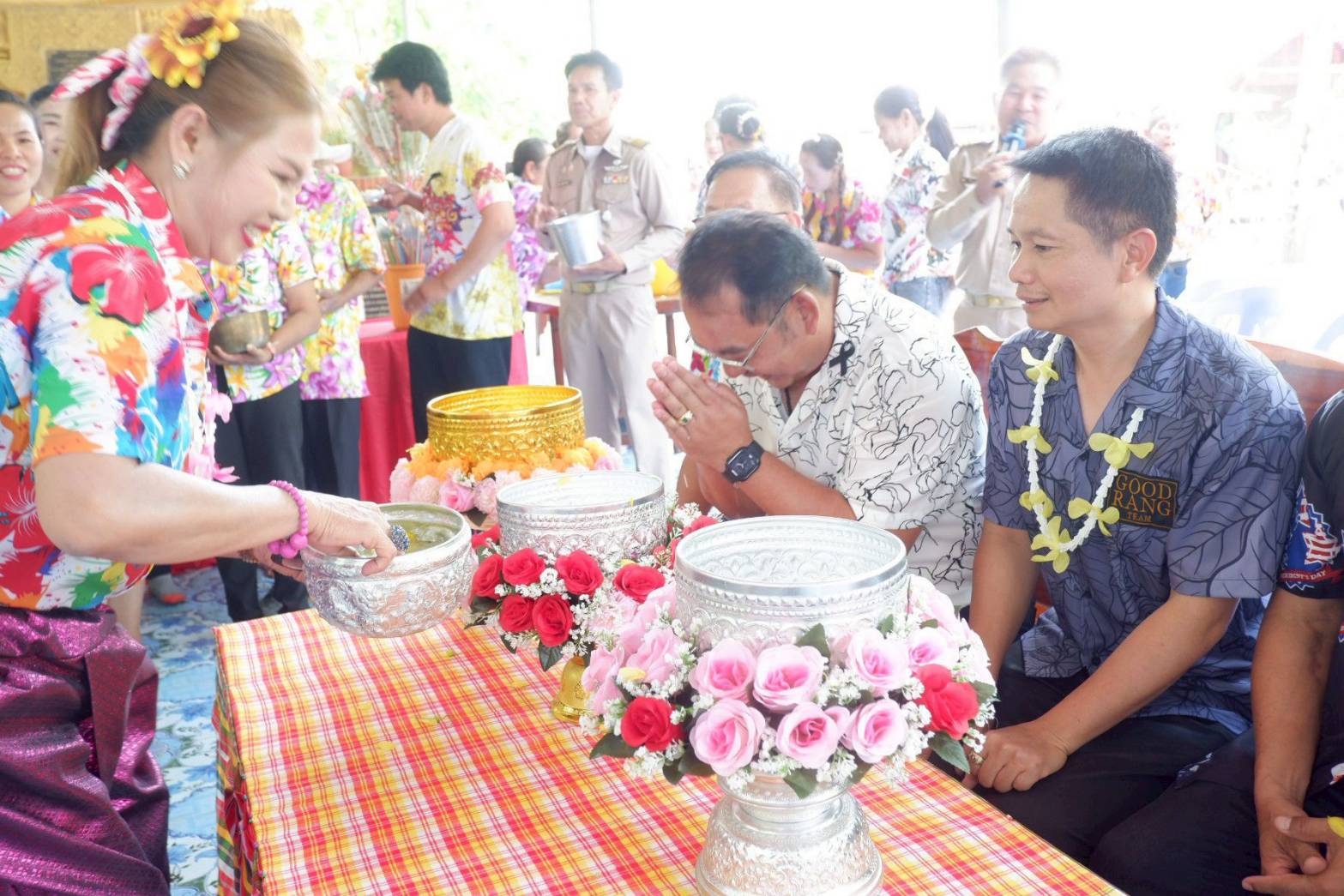 นายอำเภอกุดรัง นำทีมหัวหน้าส่วนราชการ ร่วมสืบสานประเพณี "รดน้ำขอพรผู้สูงอายุ" เนื่องในเทศกาลสงกรานต์และวันปีใหม่ไทย ประจำปี 2569