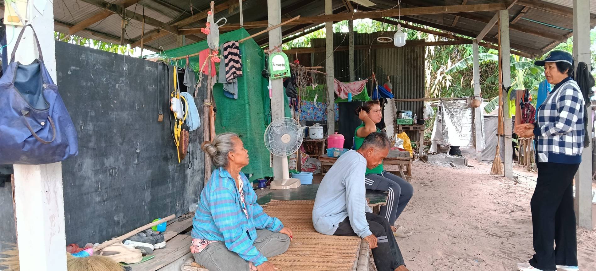 พช.กุดรัง รุดตรวจเยี่ยม 5 ครัวเรือนเป้าหมาย TPMAP ต.นาโพธิ์ พบปัญหาบ้านพักอาศัยไม่มั่นคง เร่งประสานความช่วยเหลือเร่งด่วน