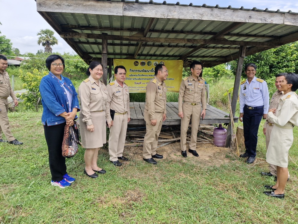 รองผู้ว่าฯ มหาสารคาม ลงพื้นที่อำเภอกุดรัง ตรวจเยี่ยมแปลงศูนย์เรียนรู้โคก หนอง นา พร้อมให้กำลังใจกลุ่มสตรีนำสินค้า OTOP ร่วมงานเฉลิมพระเกียรติฯ