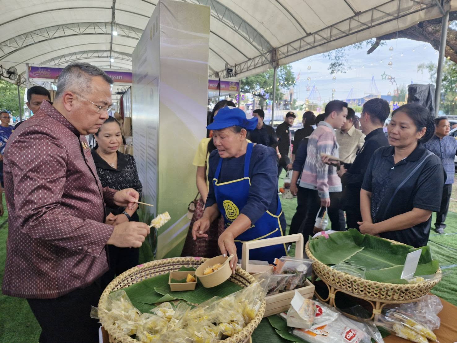 กลุ่มแปรรูปอาหารบ้านหนองแวง ขนทัพ “ขนมกู๊ดรังดังโงะ” ร่วมออกร้านสร้างรายได้ ในงาน OTOP มหาสารคาม